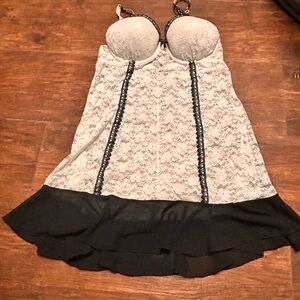 Chic Lace Chemise with Black Trim